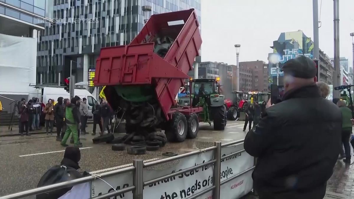 Video: Hořící pneumatiky a vodní děla. V Bruselu protestují farmáři